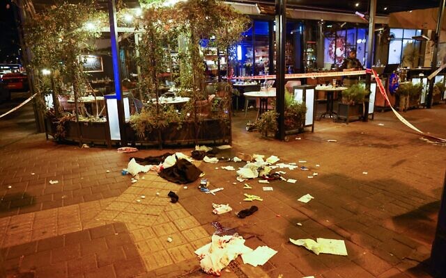 Policiers et médecins sur les lieux d'un attentat terroriste dans la rue Dizengoff, dans le centre de Tel Aviv, le 9 mars 2023. (Crédit : Erik Marmor/Flash90)