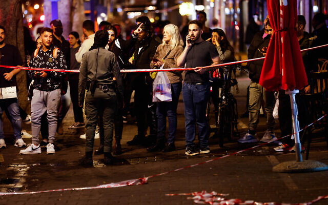 La scène d'un attentat terroriste dans la rue Dizengoff, dans le centre de Tel Aviv, le 9 mars 2023. (Crédit : Erik Marmor/Flash90)