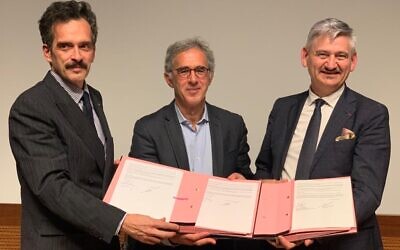 Jacques Fredj, directeur du mémorial de la Shoah de Paris, Olivier Brandouy, recteur de l’académie de Reims, et Richard Laganier, recteur de l’académie de Nancy-Metz, lors de la signature d’une convention, le 23 mars 2023. (Crédit : mémorial de la Shoah de Paris)