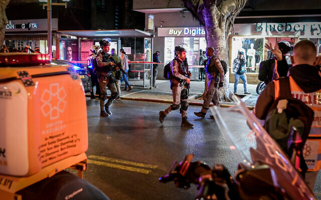 Des policiers et des médecins sur les lieux d'un attentat terroriste dans la rue Dizengoff, dans le centre de Tel Aviv, le 9 mars 2023. (Crédit : Avshalom Saassoni/Flash90)