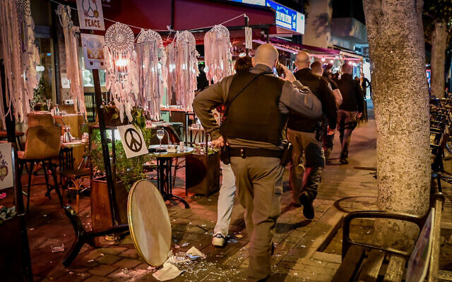 La police sur les lieux d'une attaque terroriste dans la rue Dizengoff, dans le centre de Tel Aviv, le 9 mars 2023. (Crédit : Avshalom Saassoni/Flash90)