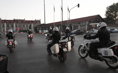 Illustration : La police en patrouille, à Thessalonique, en Grèce, le 17 juin 2012. (Crédit : Dimitri Messinis/AP)