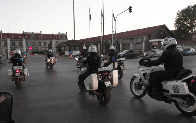 Illustration : La police en patrouille, à Thessalonique, en Grèce, le 17 juin 2012. (Crédit : Dimitri Messinis/AP)