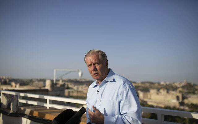 Le sénateur républicain américain Lindsey Graham s'adressant aux journalistes lors de sa visite en Israël, à Jérusalem, le 1er juin 2021. (Crédit : Maya Alleruzzo/AP Photo) Le sénateur républicain américain Lindsey Graham s'adressant aux journalistes lors de sa visite en Israël, à Jérusalem, le 1er juin 2021. (Crédit : Maya Alleruzzo/AP Photo)