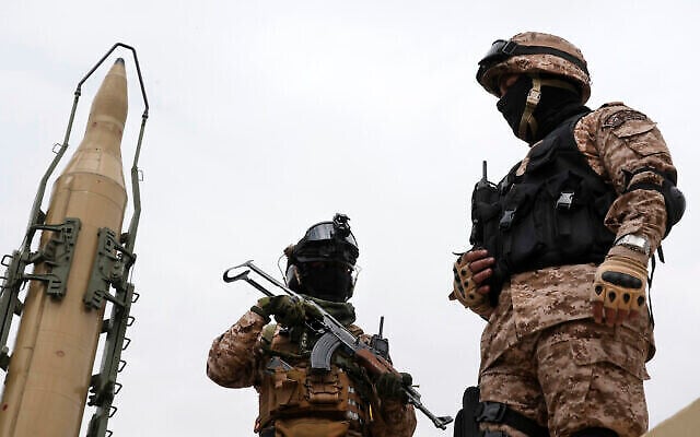 Des membres du Corps des gardiens de la révolution islamique d’Iran se tiennent devant un missile Shahab-3, exposé lors du rassemblement annuel de la Journée al-Quds à Téhéran, en Iran, le 29 avril 2022. (Crédit : AP Photo/Vahid Salemi) Des membres du Corps des gardiens de la révolution islamique d’Iran se tiennent devant un missile Shahab-3, exposé lors du rassemblement annuel de la Journée al-Quds à Téhéran, en Iran, le 29 avril 2022. (Crédit : AP Photo/Vahid Salemi)