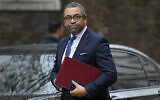 Le ministre britannique des Affaires étrangères, James Cleverly, arrivant à Downing Street, à Londres, le 17 novembre 2022. (Crédit : AP Photo/Alastair Grant)