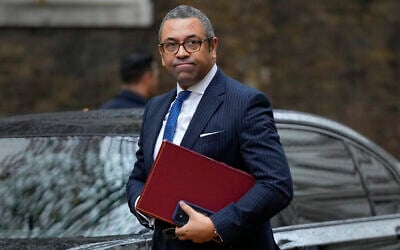 Le ministre britannique des Affaires étrangères, James Cleverly, arrivant à Downing Street, à Londres, le 17 novembre 2022. (Crédit : AP Photo/Alastair Grant)