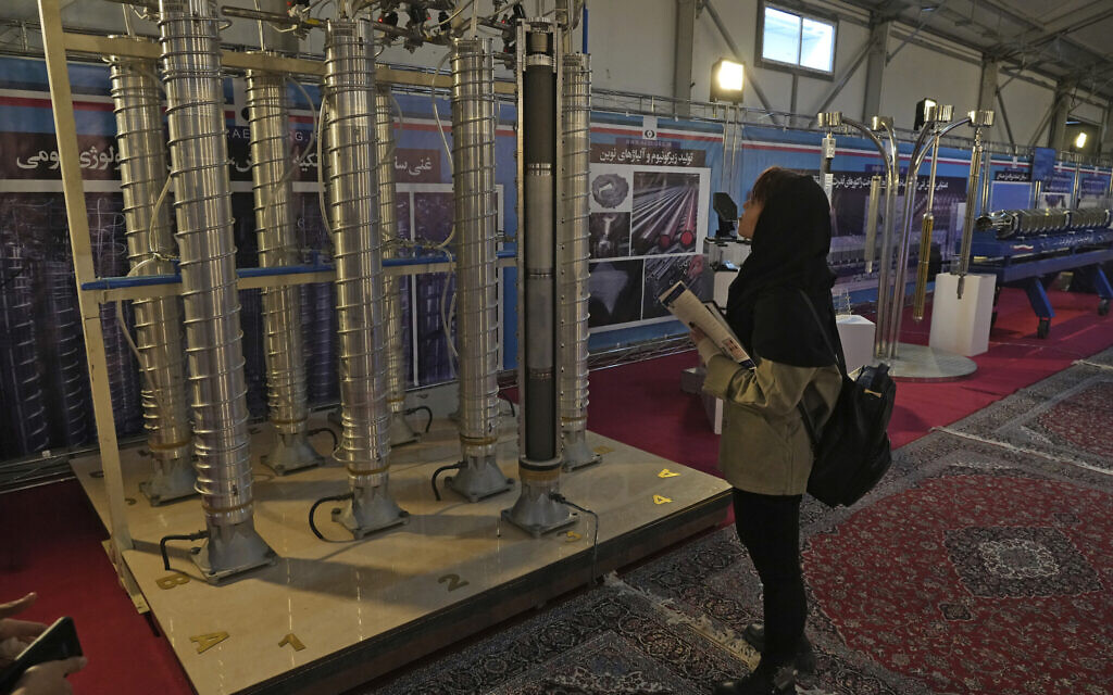 Une étudiante regarde les centrifugeuses construites dans le pays lors d'une exposition sur les avancées nucléaires de l'Iran à Téhéran, le 8 février 2023. (Crédit : AP Photo/Vahid Salemi) Une étudiante regarde les centrifugeuses construites dans le pays lors d'une exposition sur les avancées nucléaires de l'Iran à Téhéran, le 8 février 2023. (Crédit : AP Photo/Vahid Salemi)