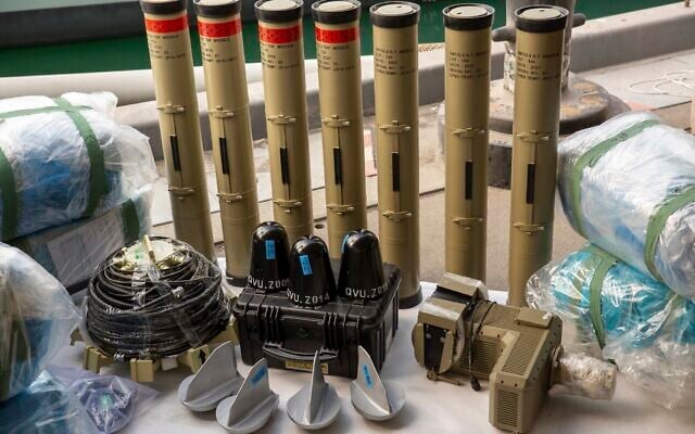 Cette photo de l'armée américaine montre des missiles antichars et des composants de missiles balistiques à moyenne portée saisis par la Royal Navy du Royaume-Uni, dans un lieu tenu secret au Moyen-Orient, le 26 février 2023. (Crédit : Sgt. Brandon Murphy/U.S. Army via AP) Cette photo de l'armée américaine montre des missiles antichars et des composants de missiles balistiques à moyenne portée saisis par la Royal Navy du Royaume-Uni, dans un lieu tenu secret au Moyen-Orient, le 26 février 2023. (Crédit : Sgt. Brandon Murphy/U.S. Army via AP)