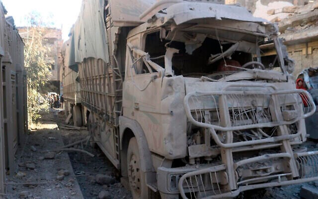 Sur cette photo publiée par l’agence de presse officielle syrienne SANA, on voit un camion endommagé après une explosion qui a touché un bâtiment, à Deir el-Zour, en Syrie, le 8 mars 2023. (Crédit : SANA via AP) Sur cette photo publiée par l’agence de presse officielle syrienne SANA, on voit un camion endommagé après une explosion qui a touché un bâtiment, à Deir el-Zour, en Syrie, le 8 mars 2023. (Crédit : SANA via AP)