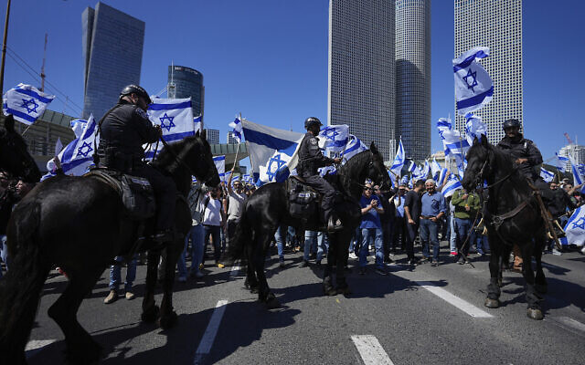 La garde montée déployée alors que des Israéliens bloquent l’autoroute Ayalon pour protester contre les plans du nouveau gouvernement du Premier ministre Benjamin Netanyahu visant à réformer le système judiciaire, à Tel Aviv, Israël, le 9 mars 2023. (Crédit : AP Photo/Ohad Zwigenberg)