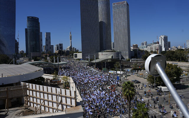 Des Israéliens manifestant contre les projets du nouveau gouvernement du Premier ministre Benjamin Netanyahu visant à réformer le système judiciaire, à Tel Aviv, en Israël, le 9 mars 2023. (Crédit : AP Photo/Ariel Schalit)