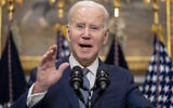 Le président Joe Biden évoque le système bancaire dans la Salle Roosevelt de Washington à la Maison Blanche, le 13 mars 2023. (Crédit : AP Photo/Andrew Harnik)