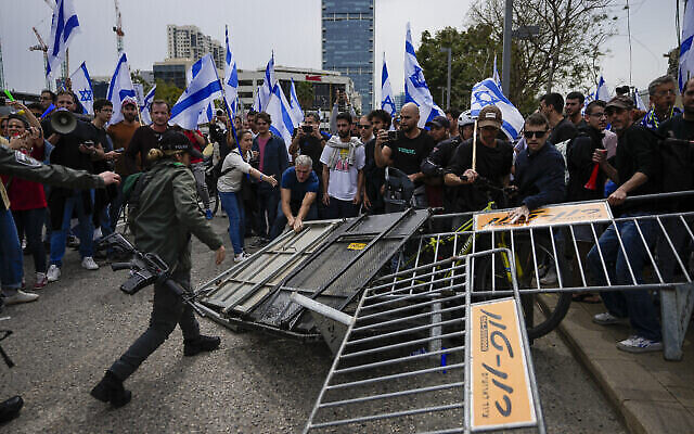Affrontements entre la police et des Israéliens protestant contre la refonte judiciaire, Tel Aviv, 23 mars 2023. (Crédit : AP Photo/Ohad Zwigenberg) Affrontements entre la police et des Israéliens protestant contre la refonte judiciaire, Tel Aviv, 23 mars 2023. (Crédit : AP Photo/Ohad Zwigenberg)