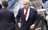 Le Premier ministre israélien Benjamin Netanyahu arrivant à Downing Street, à Londres, le 24 mars 2023. (Crédit : Alberto Pezzali/AP)