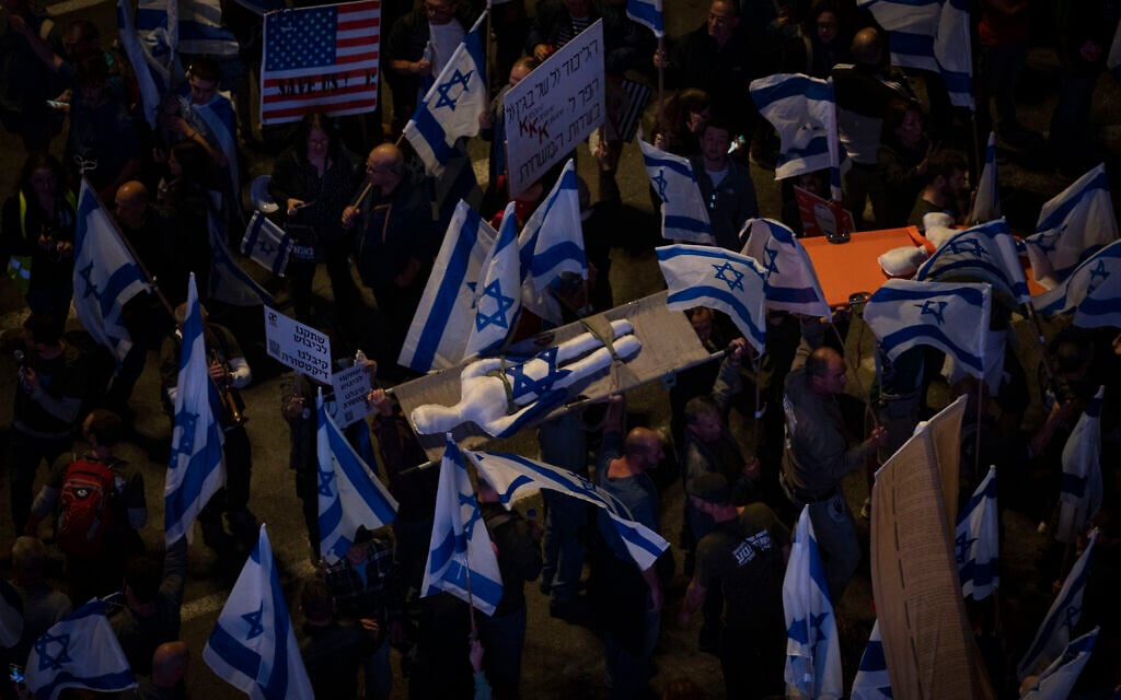 Les réservistes israéliens portant un mannequin sur une civière pendant une manifestation contre le plan de refonte du système judiciaire du gouvernement du Premier ministre Benjamin Netanyahu, à Tel Aviv, le 25 mars 2023. (Crédit : Oded Balilty/AP)