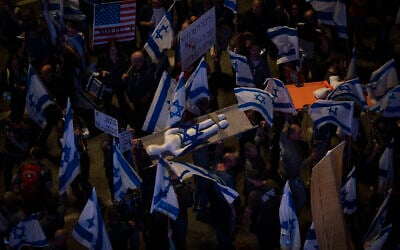 Les réservistes israéliens portant un mannequin sur une civière pendant une manifestation contre le plan de refonte du système judiciaire du gouvernement du Premier ministre Benjamin Netanyahu, à Tel Aviv, le 25 mars 2023. (Crédit : Oded Balilty/AP) Les réservistes israéliens portant un mannequin sur une civière pendant une manifestation contre le plan de refonte du système judiciaire du gouvernement du Premier ministre Benjamin Netanyahu, à Tel Aviv, le 25 mars 2023. (Crédit : Oded Balilty/AP)
