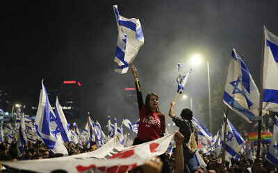 Les manifestants opposés à la réforme judiciaire du Premier ministre Benjamin Netanyahu bloquent une autoroute à Tel Aviv, le 26 mars 2023. (Crédit : AP Photo/Ohad Zwigenberg)