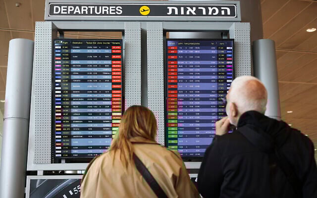 Des passagers regardant un écran affichant les vols retardés à l'aéroport Ben Gurion, le 27 mars 2023. (Crédit : AP Photo/Oren Ziv) Des passagers regardant un écran affichant les vols retardés à l'aéroport Ben Gurion, le 27 mars 2023. (Crédit : AP Photo/Oren Ziv)