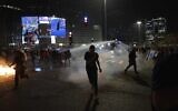 La police utilise des canons à eau pour disperser les manifestants bloquant une route pendant un rassemblement contre la réforme judiciaire du gouvernement du Premier ministre Benjamin Netanyahu, le 27 mars 2023. (Crédit : AP Photo/Oded Balilty)