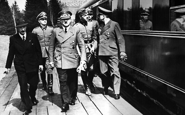Le roi Boris de Bulgarie, en habit civil, avec le chancelier allemand Adolf Hitler et le ministre des Affaires étrangères Joachim Von Ribbentrop, à droite, lors d'une visite au quartier-général de Hitler, le 14 mai 1941. (Crédit : AP Photo)