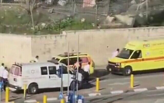 Des ambulances du Croissant-Rouge transférant trois enfants grièvement blessés dans un accident de la route à Jérusalem-Est vers des ambulances du Magen David Adom à un poste de contrôle, le 2 mars 2023. (Crédit : Twitter) Des ambulances du Croissant-Rouge transférant trois enfants grièvement blessés dans un accident de la route à Jérusalem-Est vers des ambulances du Magen David Adom à un poste de contrôle, le 2 mars 2023. (Crédit : Twitter)