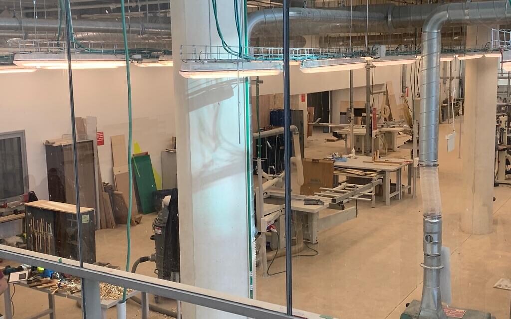  Espace d'atelier exposé au sein du nouveau campus de l'École des beaux-arts Bezalel, à Jérusalem, en janvier 2023. (Crédit : Danielle Nagler)