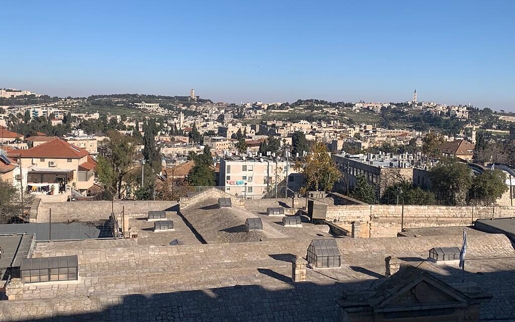  Vue de Jérusalem depuis la terrasse du nouveau campus de l'École des beaux-arts Bezalel, en janvier 2023. (Crédit : Danielle Nagler)
