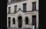 La façade de la synagogue de la rue Grémont, à Elbeuf, en Seine-Maritime en région Normandie. (Crédit : Kyomori / CC BY-SA 4.0)