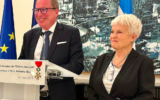 Eric Danon, ambassadeur de France en Israël, remet les insignes de Chevalier de l’Ordre national de la Légion d'Honneur à la journaliste israélienne Avirama Golan, à la Résidence de France à Tel Aviv, le 6 mars 2023. (Crédit : Ambassade de France en Israël)