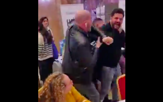 Un militant opposé à la réforme judiciaire du gouvernement israélien actuel manifeste lors du Salon de l’Alyah, au Salon Hoche à Paris, le 12 mars 2023. (Crédit : capture d’écran Dan Zisso)