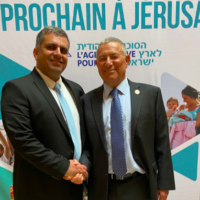 Ofir Sofer, ministre de l’Immigration et de l’Intégration, et le président de l'Agence juive, Almog Doron, au Salon de l’Alyah, à Paris, le 12 mars 2023. (Crédit : @HaSochnut / Twitter)