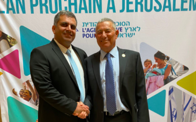 Ofir Sofer, ministre de l’Immigration et de l’Intégration, et le président de l'Agence juive, Almog Doron, au Salon de l’Alyah, à Paris, le 12 mars 2023. (Crédit : @HaSochnut / Twitter)