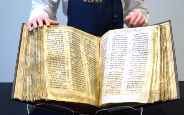 Le "Codex Sassoon" exposé chez Sotheby's, à New York, le 15 février 2023. (Crédit : Ed Jones/AFP)