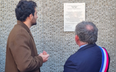 Une plaque en hommage au nageur juif Alfred Nakache dévoilée au lycée Janson-de-Sailly par Francis Szpiner, maire du 16ᵉ arrondissement de Paris, et le comédien Amir Haddad, à Paris, le 14 mars 2023. (Crédit : Mairie du 16ᵉ arrondissement de Paris)