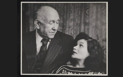 Chaim Grade et son épouse Inna Hecker Grade, aux États-Unis, en 1978. Le couple s'était rencontré à Moscou en 1945. (Crédit : YIVO Institute for Jewish Research via JTA)