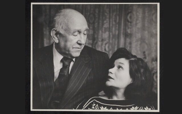 Chaim Grade et son épouse Inna Hecker Grade, aux États-Unis, en 1978. Le couple s'était rencontré à Moscou en 1945. (Crédit : YIVO Institute for Jewish Research via JTA)