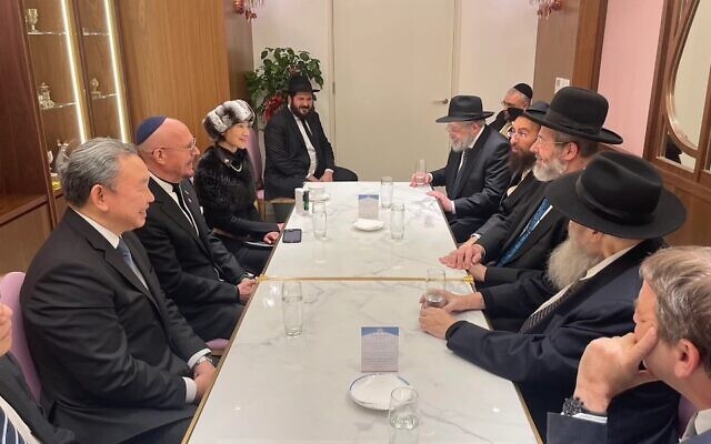 Le grand rabbin ashkénaze israélien David Lau, troisième en partant du bas à droite, rencontrant Jeffrey Schwartz, troisième en partant de la gauche, au centre communautaire juif Jeffrey D. Schwartz à Taipei, en février 2023. (Crédit : Jeffrey D. Schwartz and Na Tang Jewish Taiwan Cultural Association) Le grand rabbin ashkénaze israélien David Lau, troisième en partant du bas à droite, rencontrant Jeffrey Schwartz, troisième en partant de la gauche, au centre communautaire juif Jeffrey D. Schwartz à Taipei, en février 2023. (Crédit : Jeffrey D. Schwartz and Na Tang Jewish Taiwan Cultural Association)