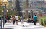 Des étudiants se promenant sur le campus de l'Université Ben Gurion du Néguev, à Beer Sheva, le 8 mai 2013. (Crédit : Dudu Greenspan/Flash90)