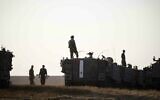 Photo d'illustration : Des soldats de l'armée avec des véhicules blindés transporteurs de troupes dans un champ situé à la frontière avec Gaza, dans le sud d'Israël, le 6 juillet 2014. (Crédit : Hadas Parush/Flash90)