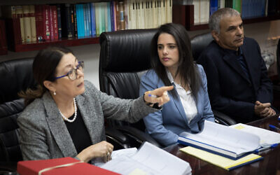 La présidente de la Cour suprême Esther Hayut (à gauche), avec la ministre de la Justice de l'époque Ayelet Shaked et le ministre des Finances de l'époque Moshe Kahlon lors d'une réunion du comité de sélection judiciaire, au ministère de la Justice à Jérusalem, le 22 février 2018. (Crédit : Hadas Parush/Flash 90)