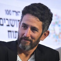 Le journaliste Uri Misgav s'exprimant lors d'une conférence du journal israélien Haaretz, tenue à Tel Aviv, le 28 mars 2019. (Crédit : Flash90)