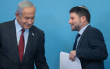 Le Premier ministre Benjamin Netanyahu et le ministre des Finances Bezalel Smotrich lors d'une conférence de presse au bureau du Premier ministre de Jérusalem, le 25 janvier 2023. (Crédit : Yonatan Sindel/Flash90)