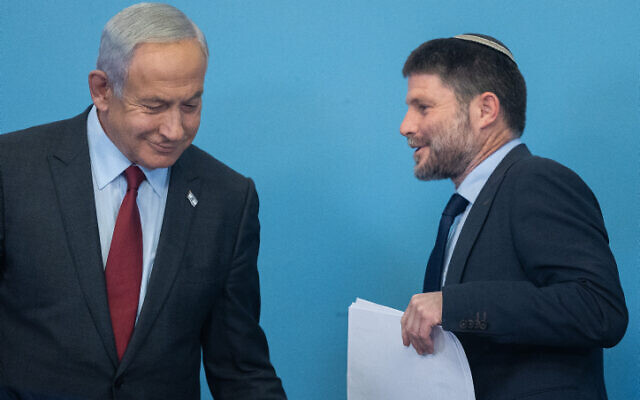 Le Premier ministre Benjamin Netanyahu et le ministre des Finances Bezalel Smotrich lors d'une conférence de presse au bureau du Premier ministre de Jérusalem, le 25 janvier 2023. (Crédit : Yonatan Sindel/Flash90) Le Premier ministre Benjamin Netanyahu et le ministre des Finances Bezalel Smotrich lors d'une conférence de presse au bureau du Premier ministre de Jérusalem, le 25 janvier 2023. (Crédit : Yonatan Sindel/Flash90)