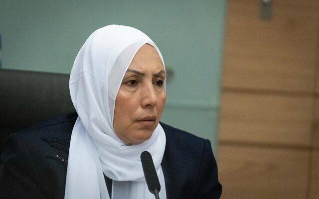 La députée Iman Khatib-Yasin dirigeant une réunion de commission à la Knesset, le 30 novembre 2021. (Crédit : Yonatan Sindel/Flash90)