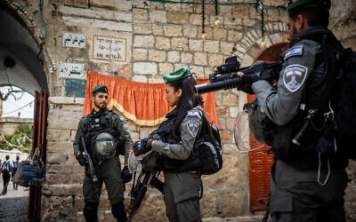 Des officiers de la police des frontières gardent l'entrée de la mosquée Al-Aqsa, dans la Vieille Ville de Jérusalem, le 19 avril 2022. (Crédit : Yonatan Sindel/Flash90)