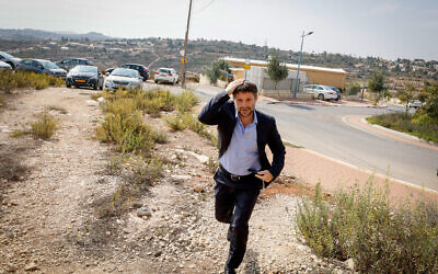 Le chef du parti HaTzionout HaDatit, le député Bezalel Smotrich, et des membres de son parti visitant le quartier de Netiv Haavot à Gush Etzion, en Cisjordanie, le 26 octobre 2022. (Crédit : Gershon Elinson/Flash90)