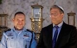 Le chef du parti d'extrême-droite Otzma Yehudit, Itamar Ben Gvir, à droite, et le chef de la police israélienne Yaakov Shabtaï lors d'une cérémonie de Hanoukka, au mur Occidental, dans la Vieille Ville de Jérusalem, le 19 décembre 2022. (Crédit : Yonatan Sindel/Flash90)