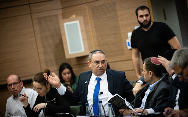 Le député du Likud Eliyahu Revivo assistant à une réunion d'une commission spéciale à la Knesset, à Jérusalem, le 25 décembre 2022. (Crédit : Yonatan Sindel/Flash90) Le député du Likud Eliyahu Revivo assistant à une réunion d'une commission spéciale à la Knesset, à Jérusalem, le 25 décembre 2022. (Crédit : Yonatan Sindel/Flash90)