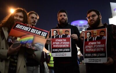 Membres de la communauté LGBTQ et sympathisants participent à une manifestation contre le nouveau gouvernement israélien à Tel Aviv le 29 décembre 2022. (Crédit : Tomer Neuberg/Flash90)